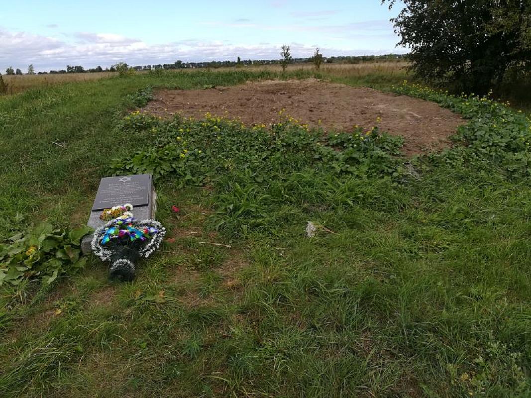 Berditschew, 2017, Massenerschießungsstätte und Gedenktafel in der Nähe des Flugplatzes Schlemerka, Stiftung Denkmal