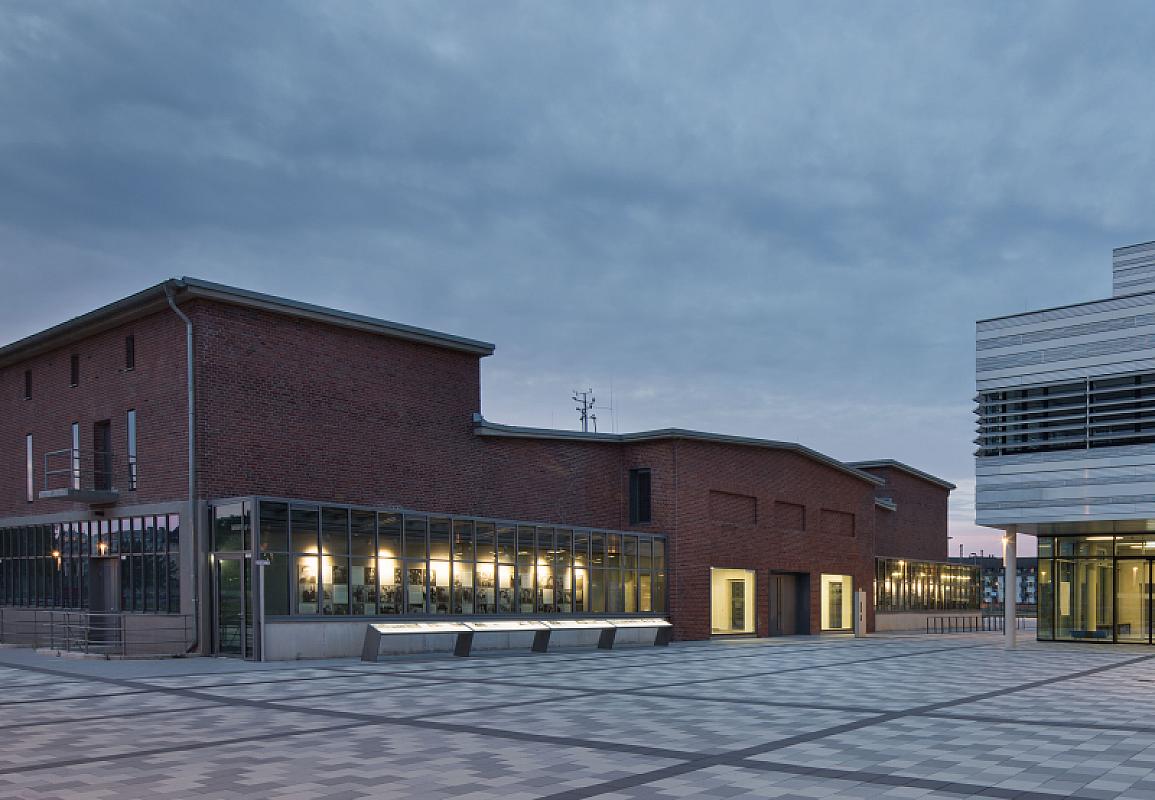 Düsseldorf, 2016, Die Großviehhalle des Städtischen Schlachthofs beheimatet heute die Hochschulbibliothek und den Erinnerungsort, Hochschule Düsseldorf, Eric Fritsch