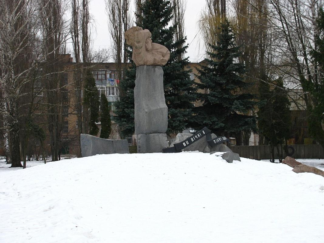 Pryluky, 2012, Denkmal am Massenerschießungsort hinter dem Gefängnis, jewua.org, Chaim Buryak