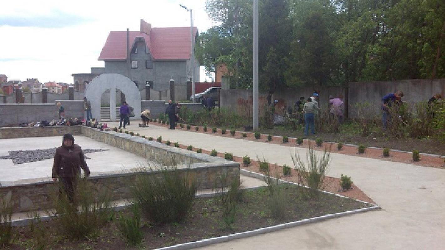 Chmelnyzkyj, 2014, Bau der Gedenkanlage, Chesed Bescht