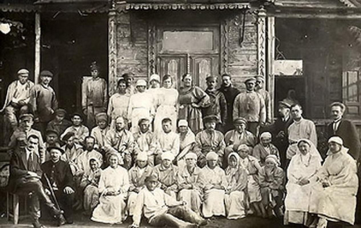 Minsk, vermutlich 1920er Jahre, Patienten und Personal des Krankenhauses Nowinki, mentalhealth.by