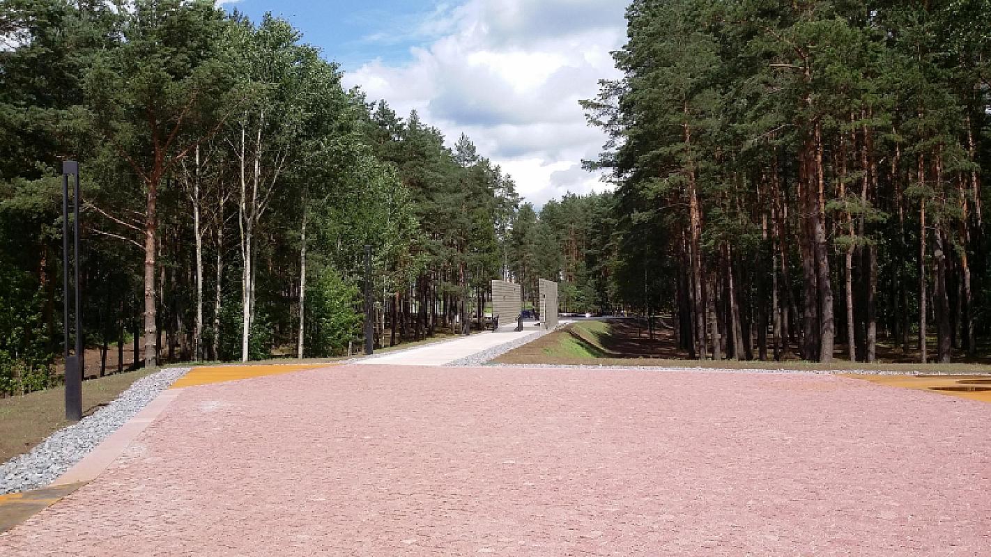 Malyj Trostenez, 2018, Teilansicht der Gedenkstätte im Wald Blagowschtschina, Galina Lewina