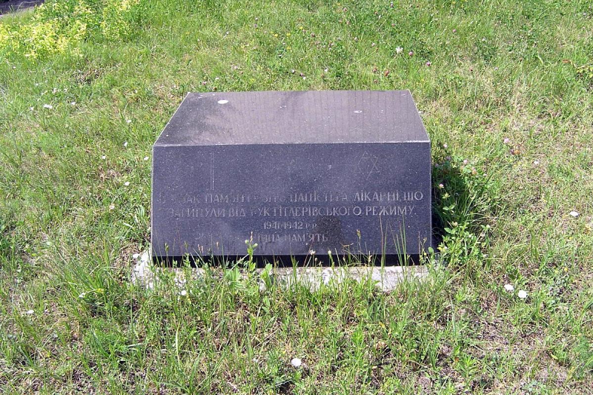 Kiew, 2015, Denkmal für die ermordete Patienten mit Kreuz und Davidstern, Niels Pörksen