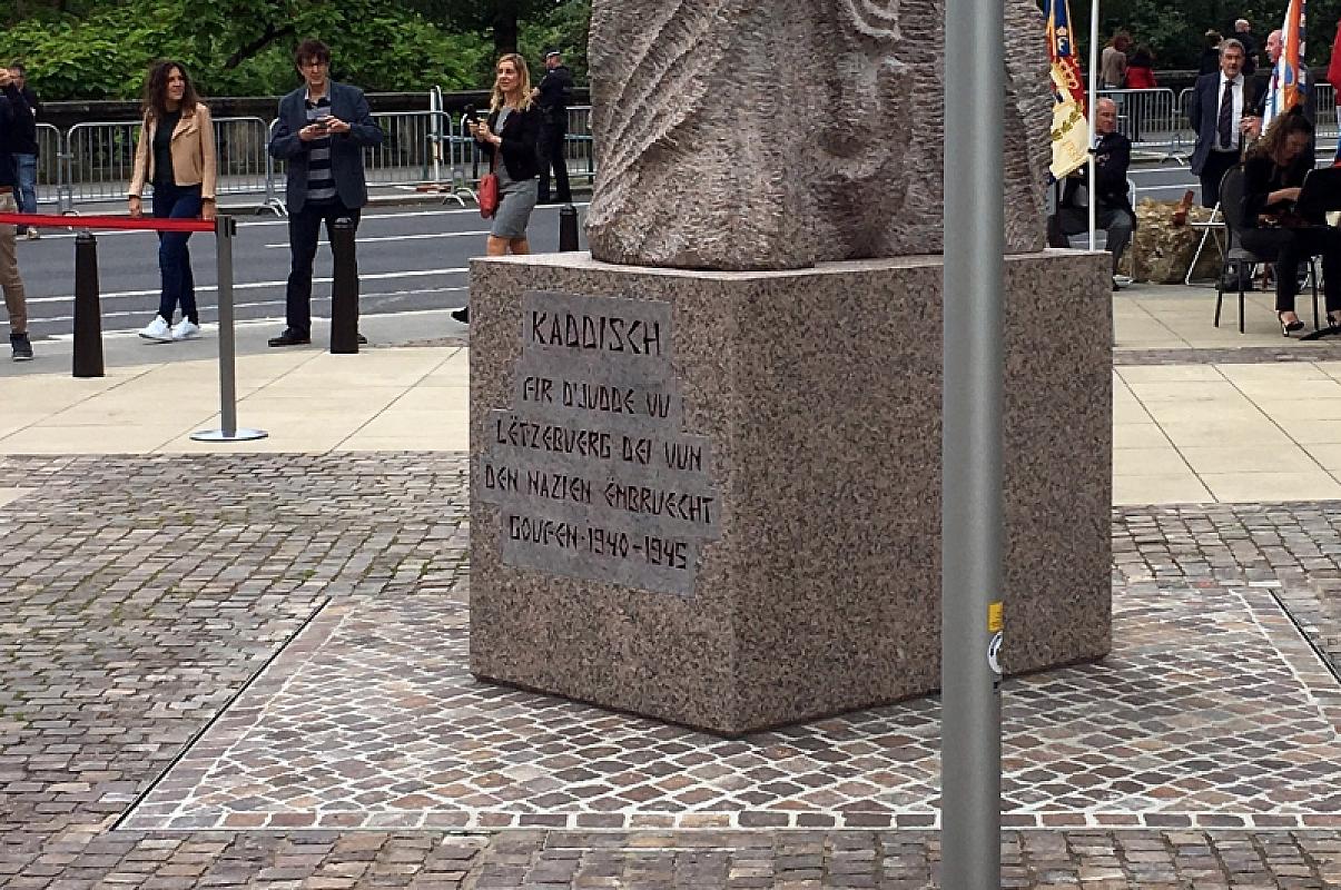 Luxemburg, 2018, Luxemburgische Inschrift auf dem Sockel des Denkmals, Fédération des Enrôlés de force