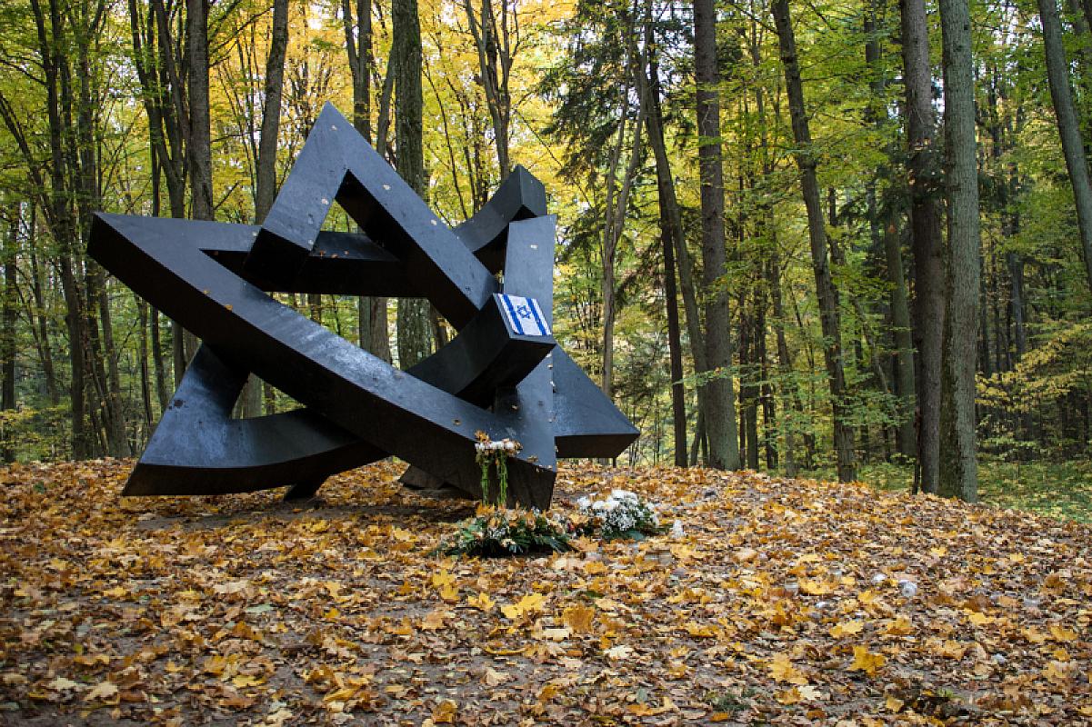 Alytus, 2013, Gebrochener Davidstern als das zentrale Element der Gedenkanlage, Alytaus turizmo informacijos centras, Giedrius Žvirblis