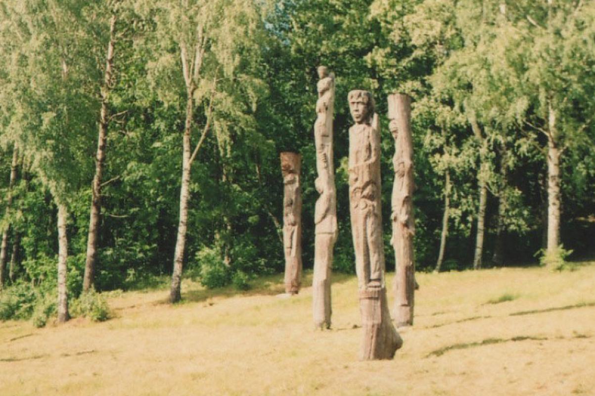 Ablinga, o.D., Ansicht der Holzskulturen, Liam Ashley Clark