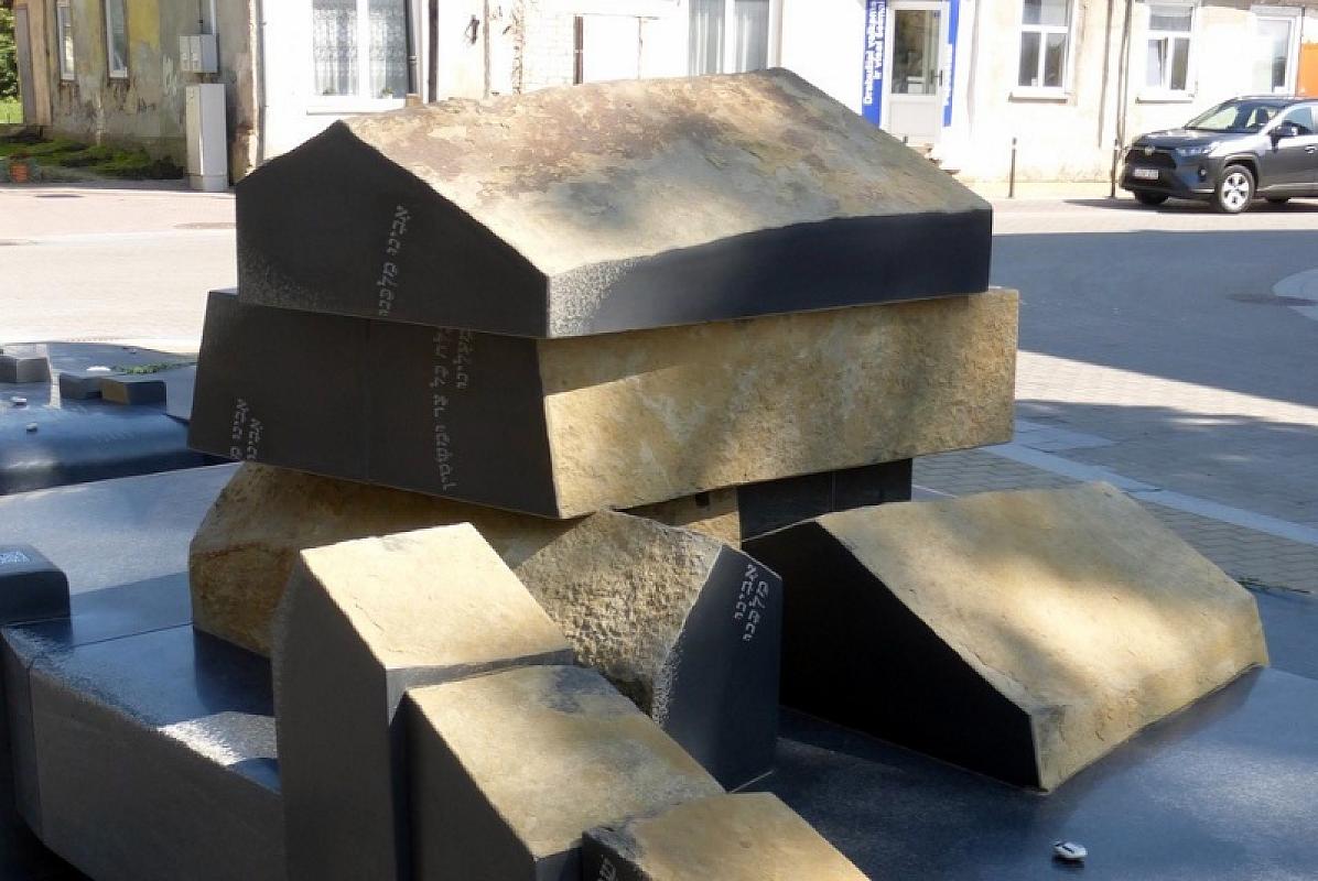 Jurburg, 2019, Detailansicht des Denkmals, Joel Alpert