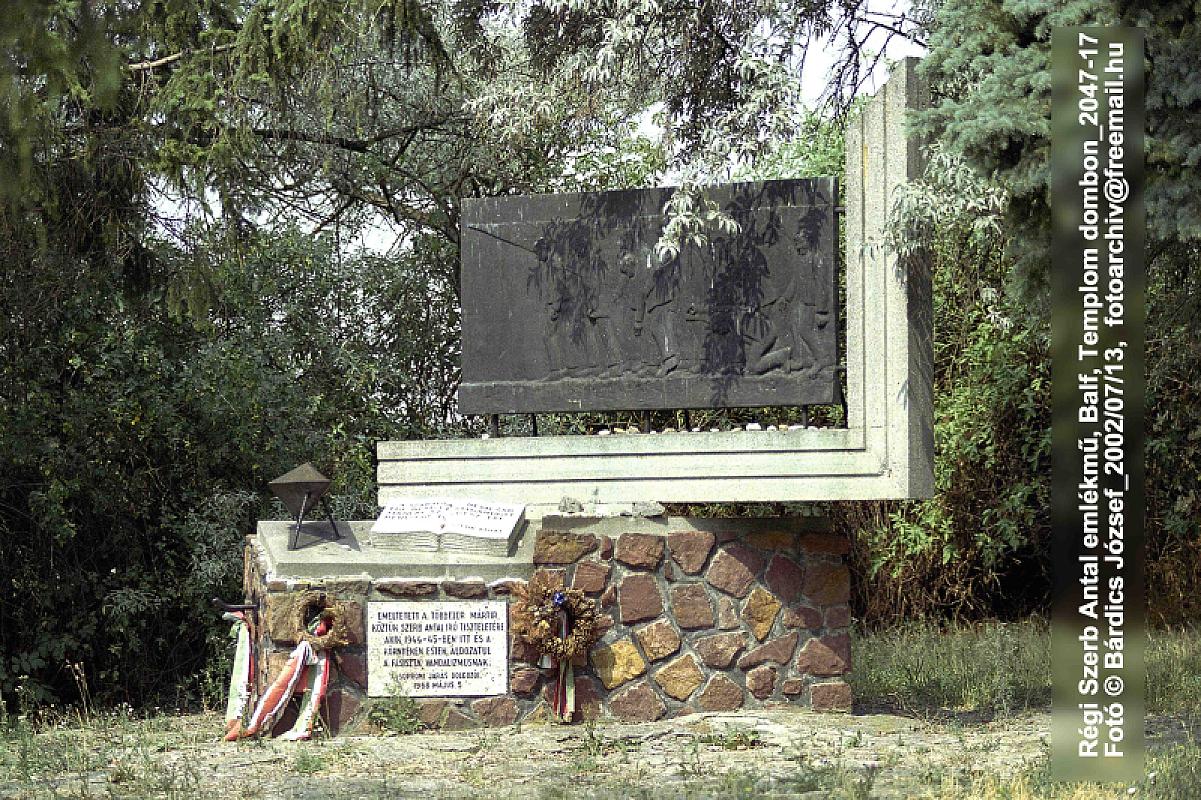 Balf, 2002, Das später zerstörte Denkmal aus dem Jahr 1968, József Bárdics