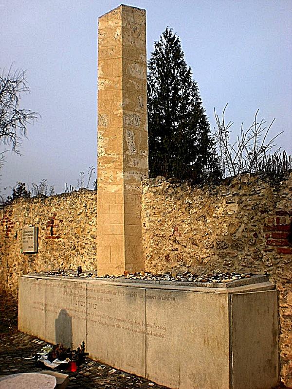 Balf, 2010, Das 1948 errichtete Denkmal, Erzsébet Szabolcs