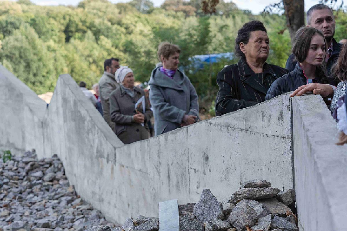 Plyskiw, 2019, Detailansicht des Denkmals im Wald bei der Einweihungszeremonie, Stiftung Denkmal, Anna Voitenko