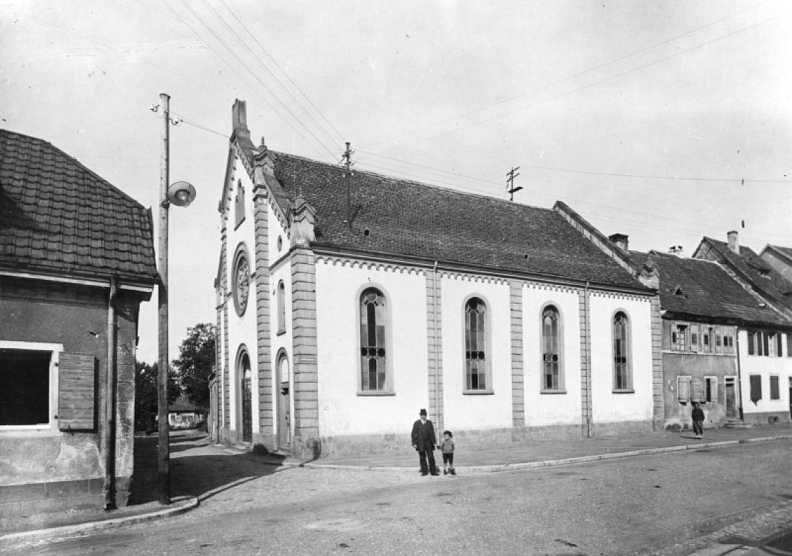 Breisach, um 1927, Leopold Breisacher und sein Enkel Walter vor der Synagoge, Central Archives of the Jewish People, Jerusalem
