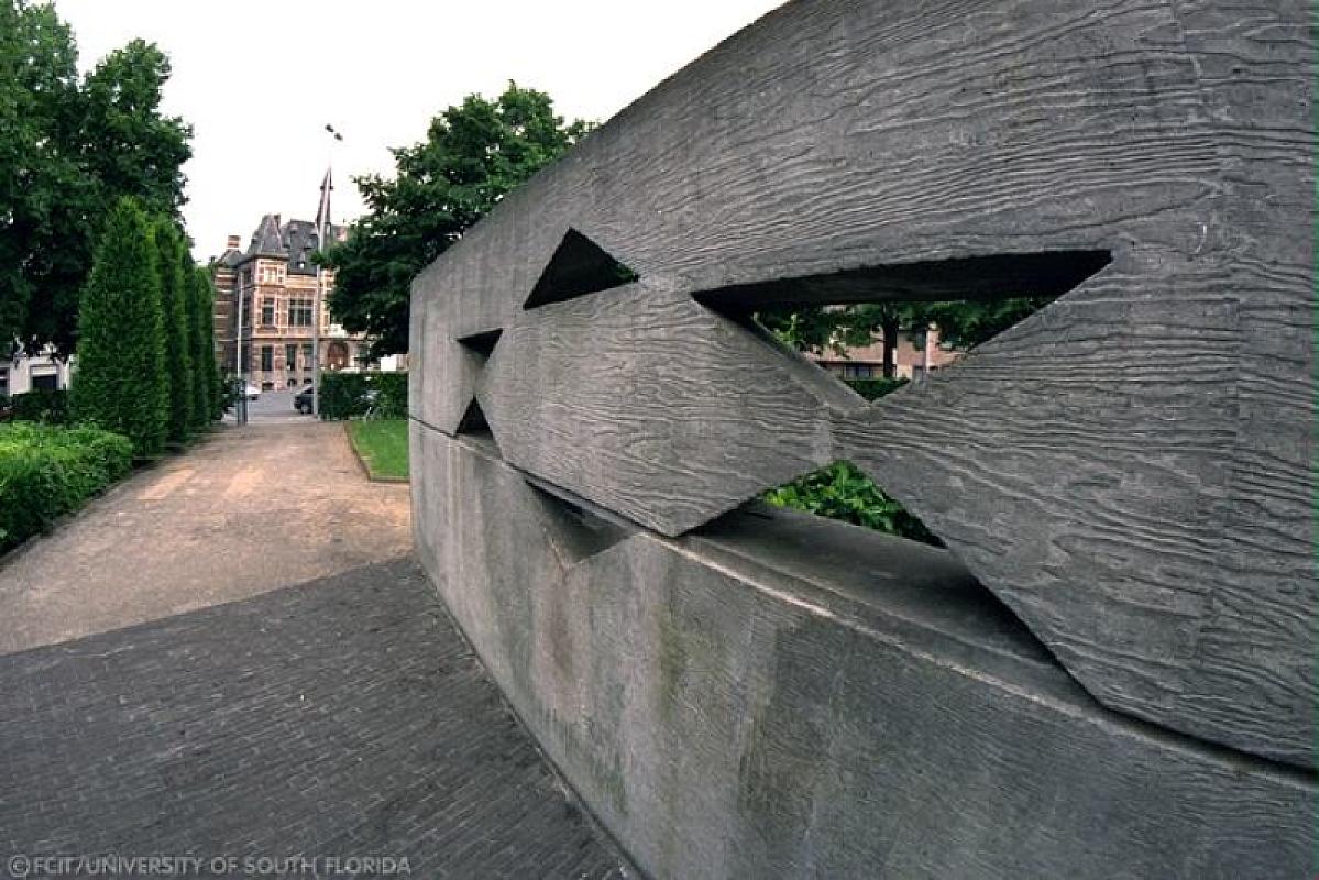 Brüssel, o.D., Davidstern am Zugangsweg zum Denkmal, Florida Center for Instructional Technology