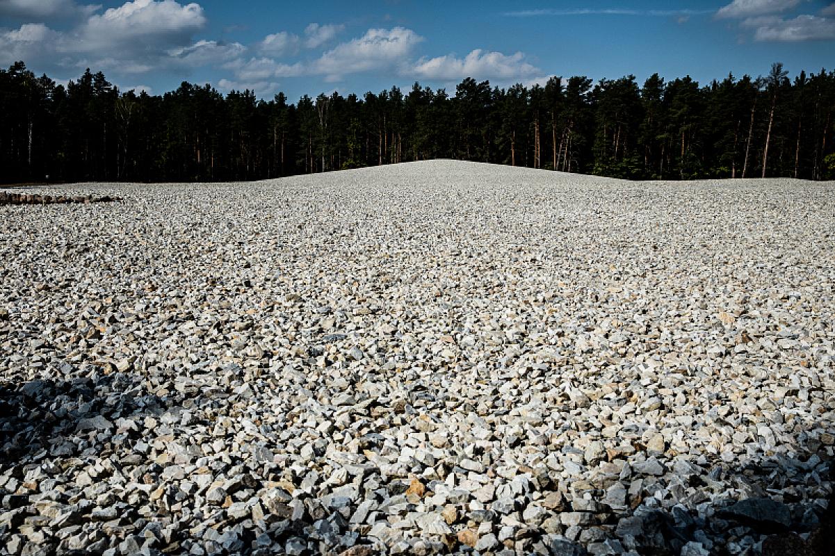Sobibor, 2020, Das mit Kies bedeckte Gelände der Massengräber, Państwowe Muzeum na Majdanku