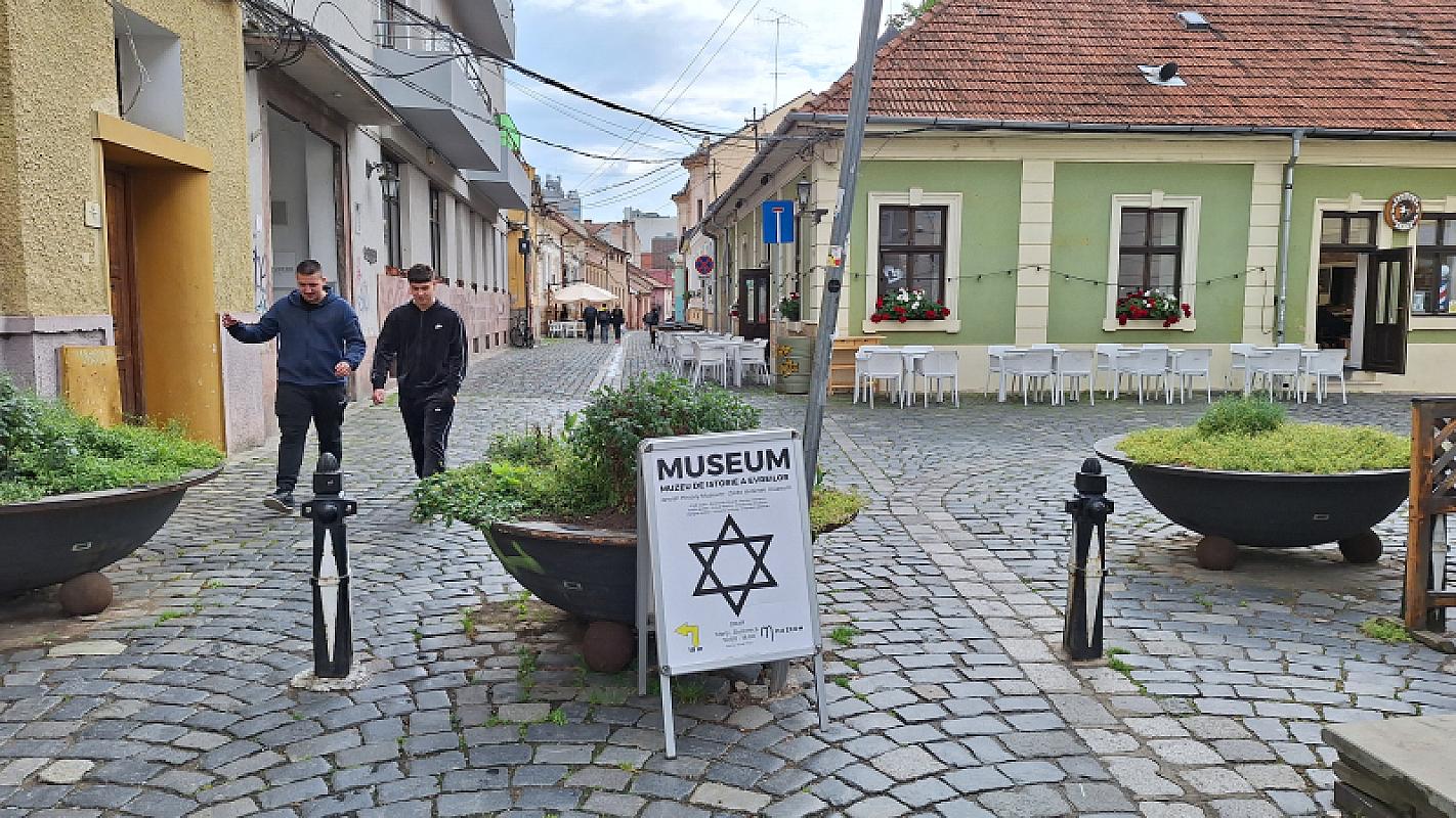 Klausenburg, 2024, Beim Eingang des Museums für jüdische Geschichte, Stiftung Denkmal