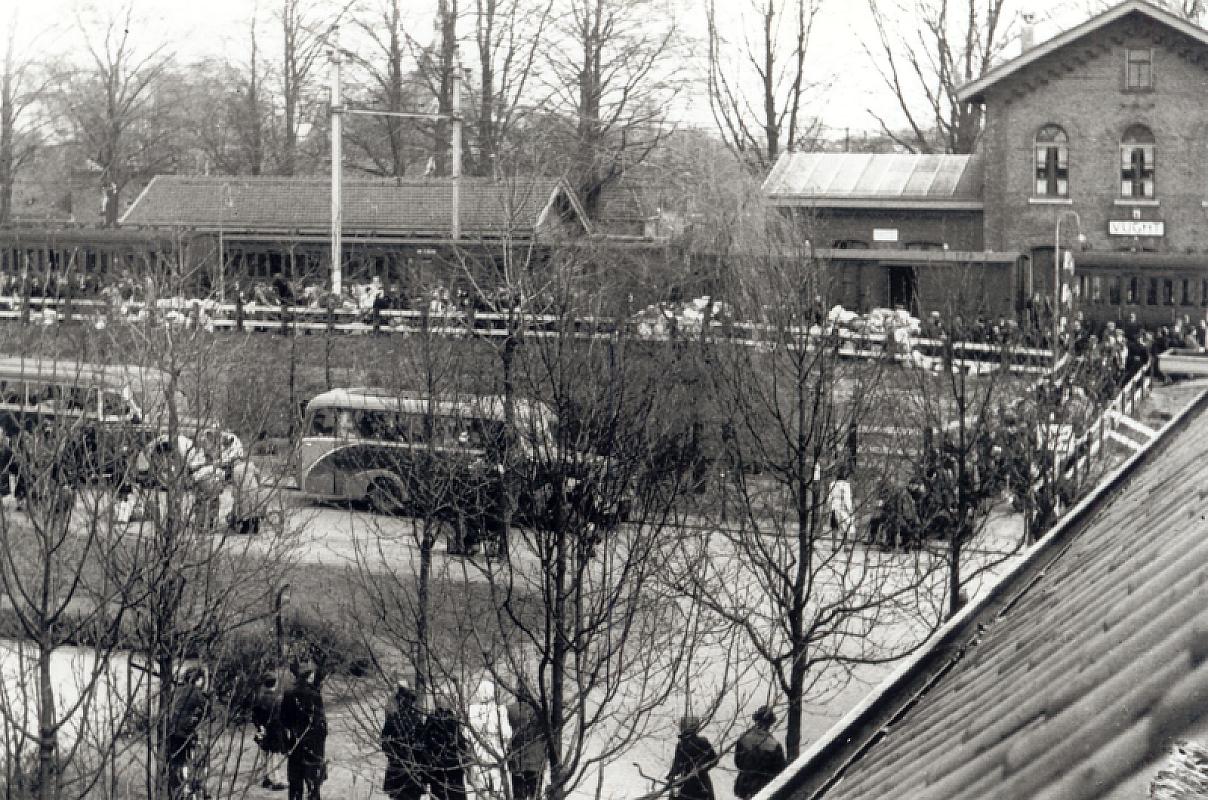 Vught, (o.D.), Transport von Juden vom Bahnhof Vught ins KZ Herzogenbusch, Nationaal Monument Kamp Vught, v. Heel.