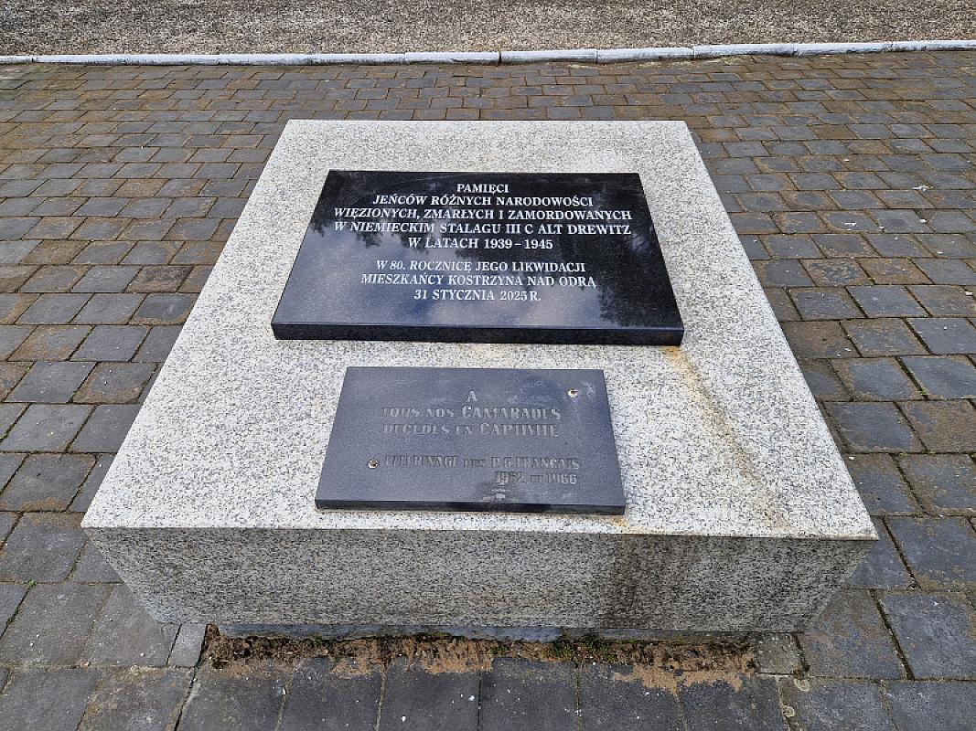 Küstrin, 2025, Die 2025 erneuerte zentrale Gedenktafel auf dem Friedhof, Stiftung Denkmal