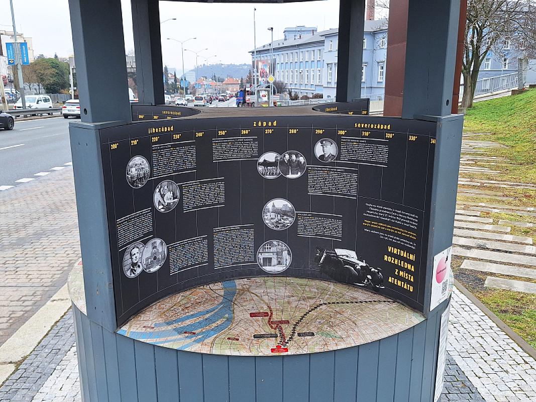 Prag, 2025, Informationssäule zu »Unternehmen Anthropoid« am Fuße des Denkmals, Stiftung Denkmal