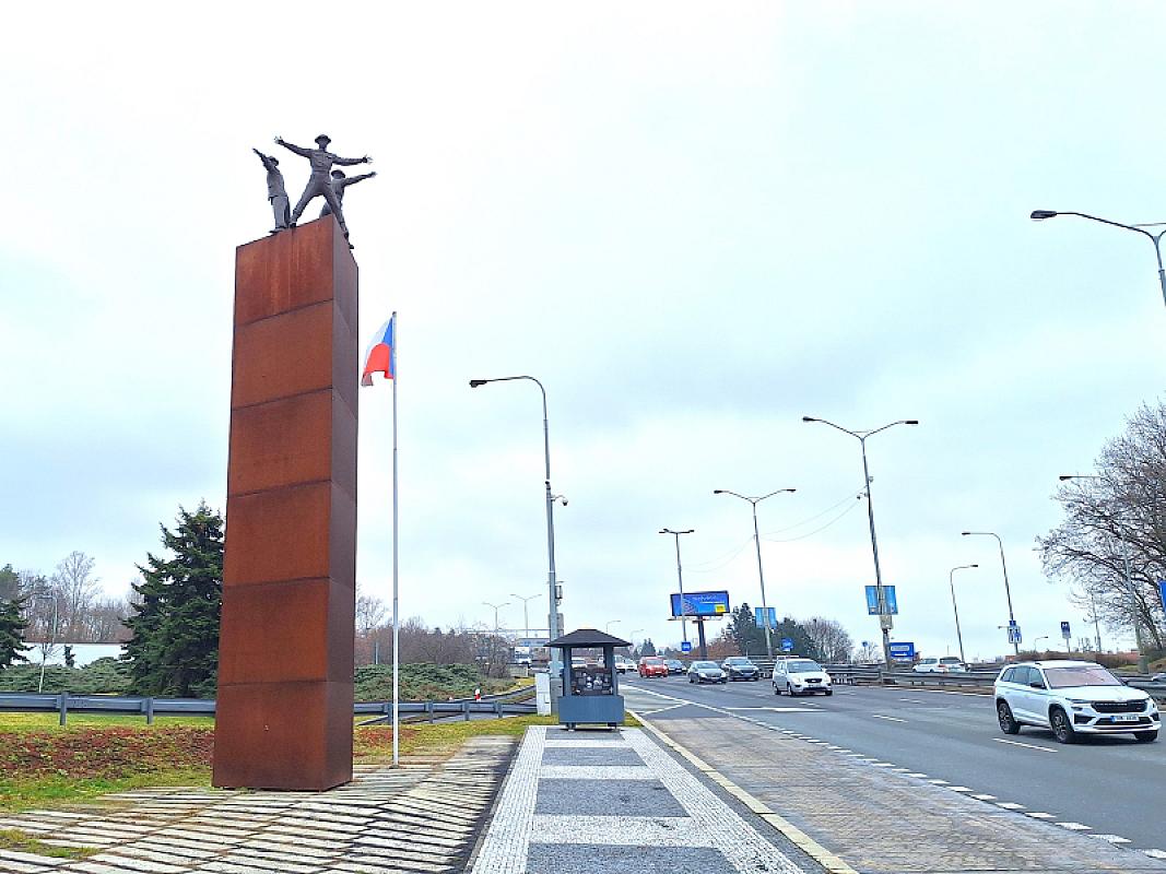 Prag, 2025, Das Denkmal an der Straßenkreuzung, Stiftung Denkmal
