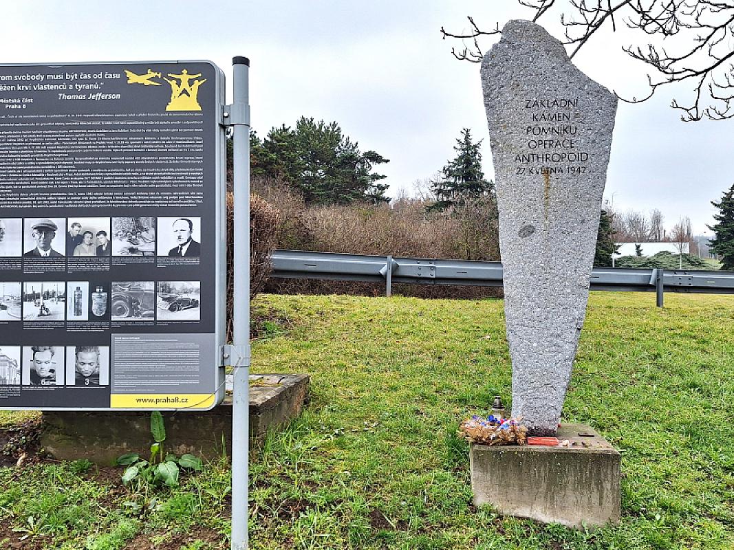 Prag, 2025, Informationstafel und Gedenkstein, Stiftung Denkmal