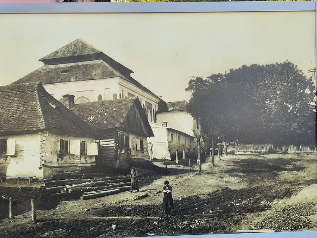 Szczebrzeszyn, 2021, Plakat mit einem historischen Bild der Synagoge, Stiftung Denkmal