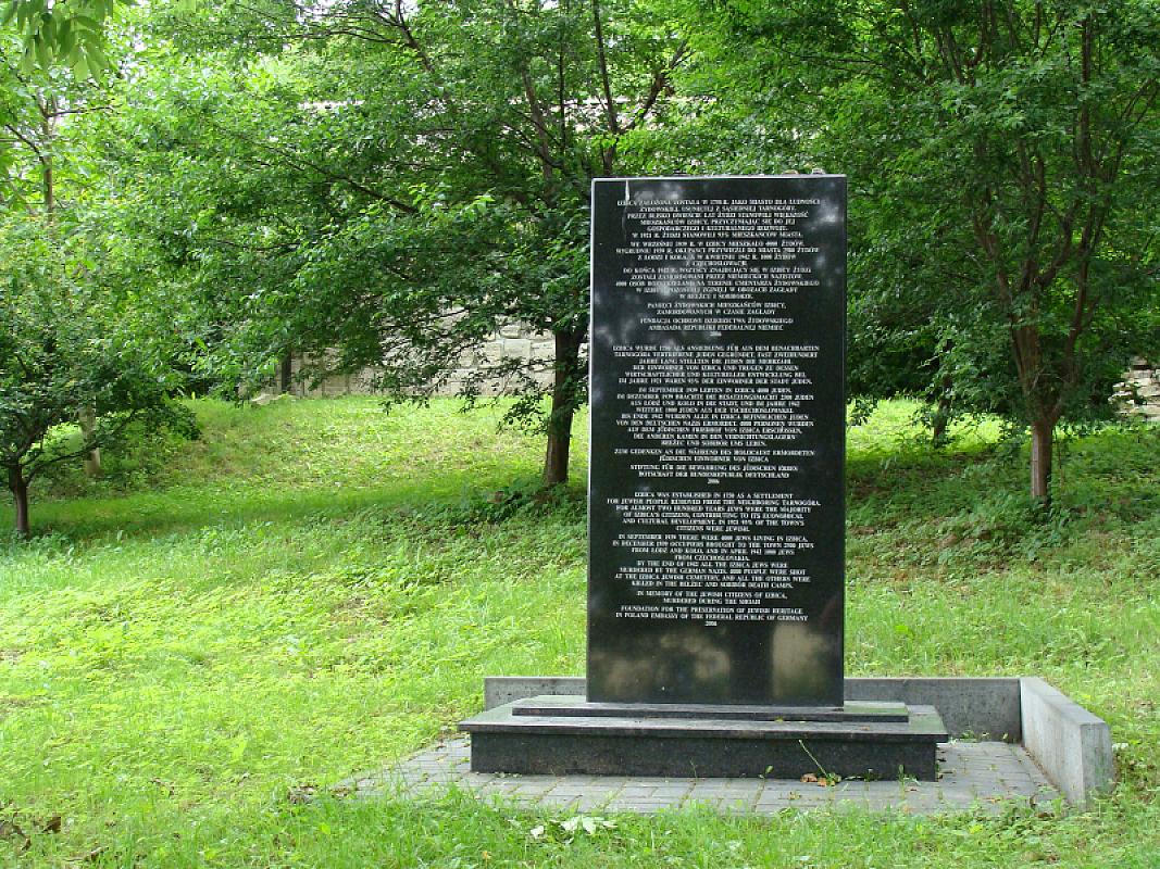 Izbica, 2010, Gedenkstein für die ehemalige jüdische Gemeinde und die Opfer des Ghettos, Aung