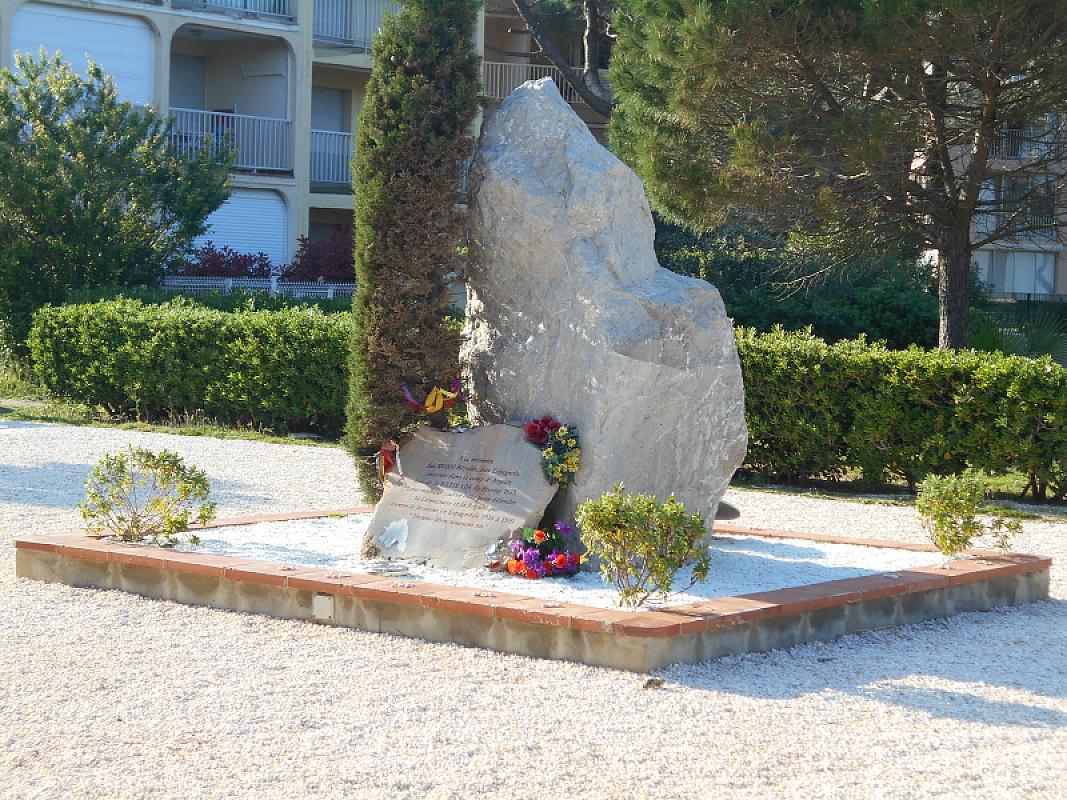 Argelès-sur-Mer, 2017, Monolith am ehemaligen Standort des Eingangs zum Internierungslager Argelès-sur-Mer, Wikimedia Commons / Claudefà, CC BY-SA 4.0