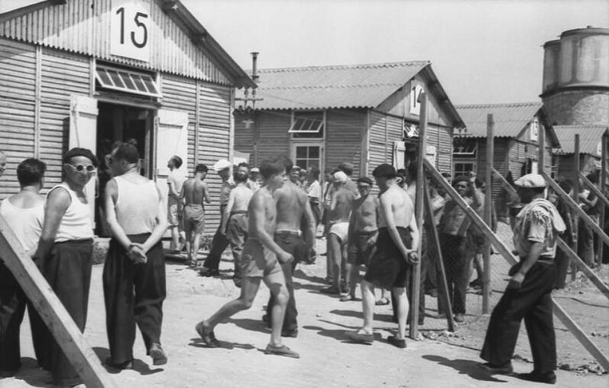 Beaune-la-Rolande, 1941, Prisoners in the Beaune-la-Rolande internment camp, Bundesarchiv, Bild 101I-250-0939-04A, CC BY-SA 3.0