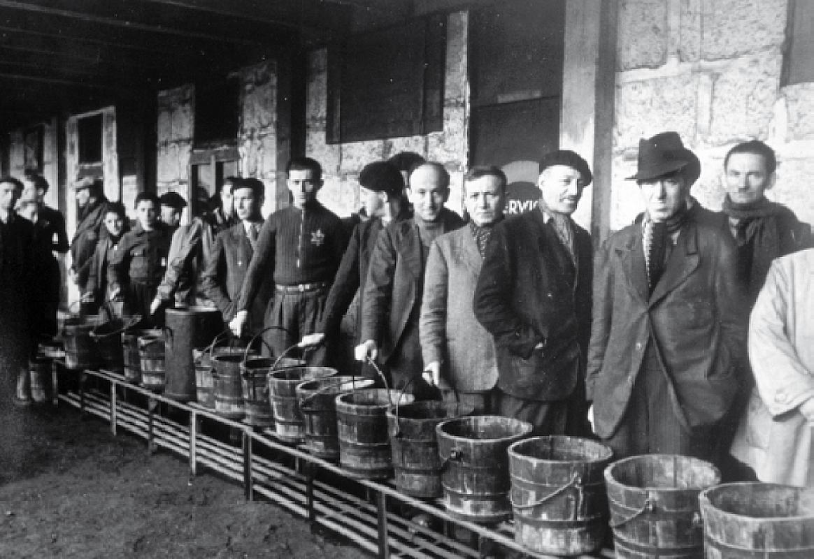 Drancy, 1942, Jüdische Gefangene stehen für Essen an, Yad Vashem