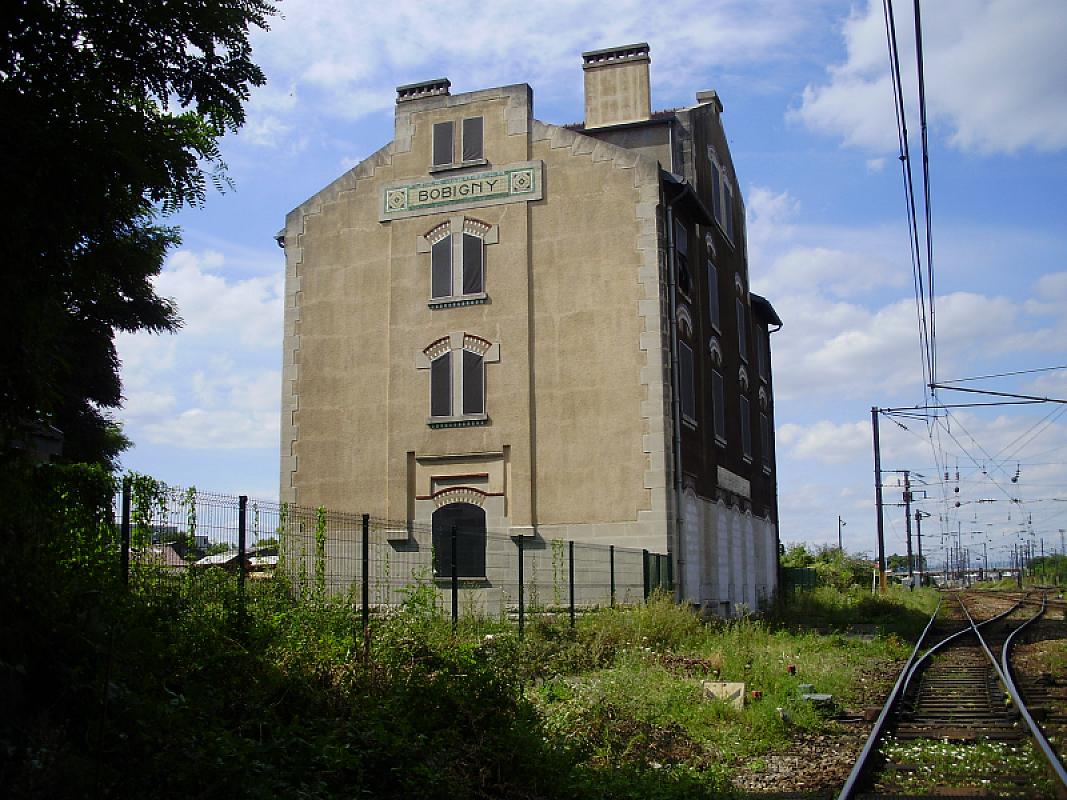 Bobigny, 2012, Ansicht des ehemaligen Deportationsbahnhofs Bobigny von der Eisenbahnstrecke, Wikimedia Commons / Geralix, CC BY-SA 3.0