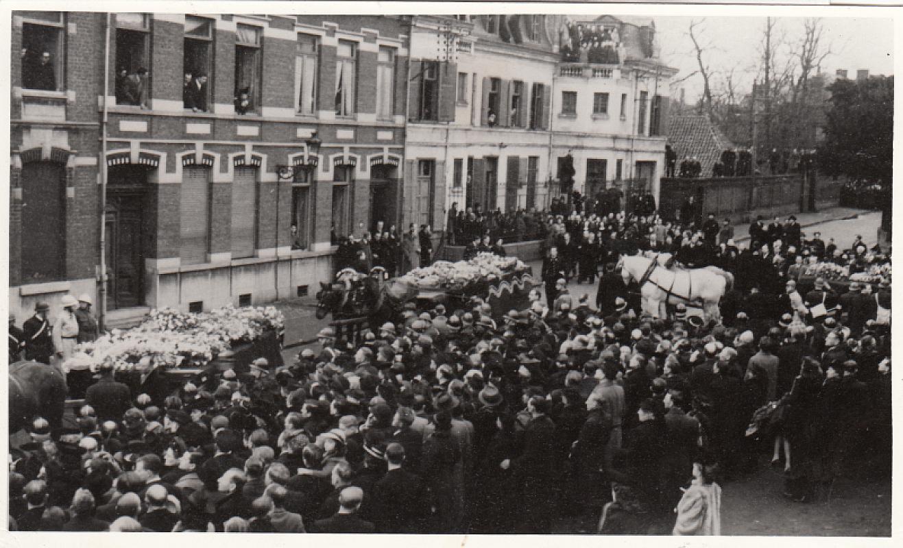Villeneuve-d'Ascq, 1944, Menschenmenge bei der Beerdigung der Opfer des Massakers von Ascq am 05.04.1944, Mémorial Ascq 1944 / Ville de Villeneuve-d'Ascq, 2013.0.148