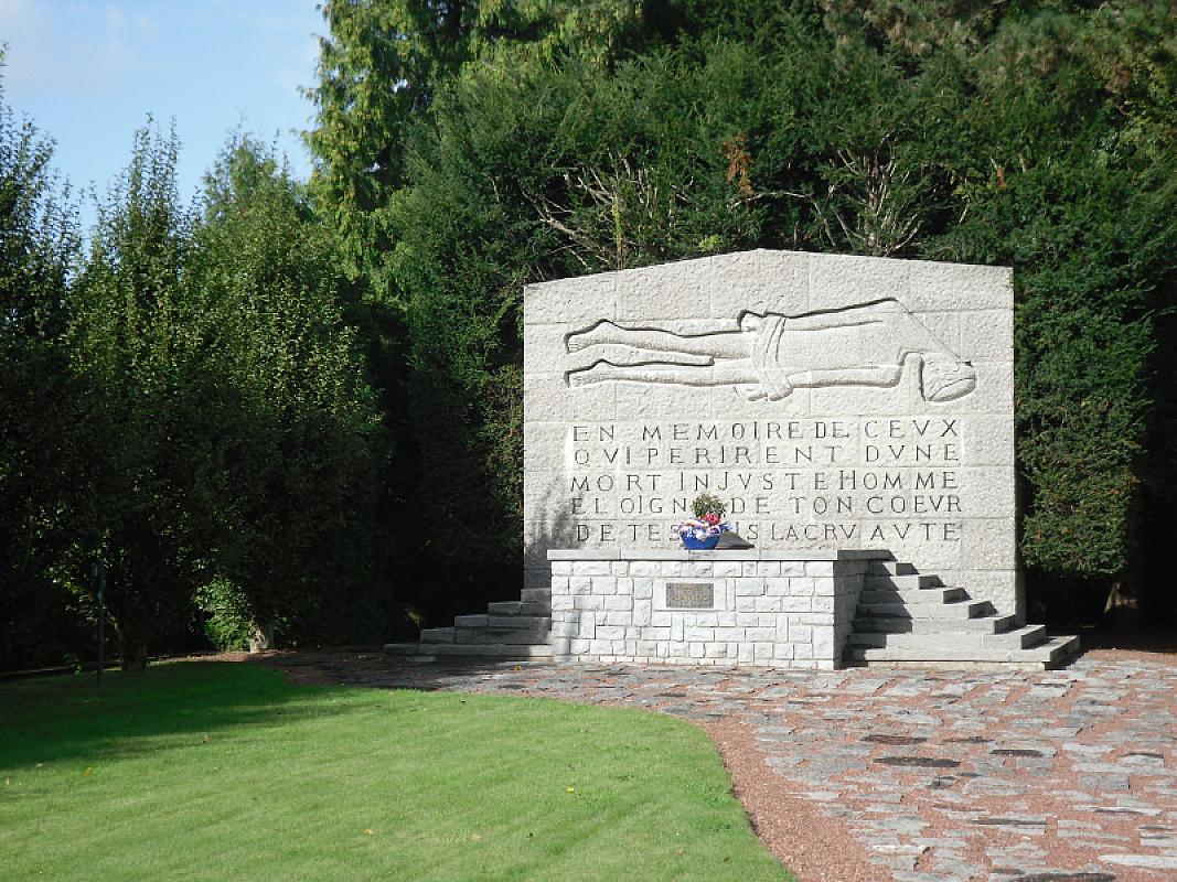 Villeneuve-d'Ascq, 2011, Gedenkstein für die Opfer des Massakers von Ascq, Mémorial Ascq 1944 / Ville de Villeneuve-d'Ascq