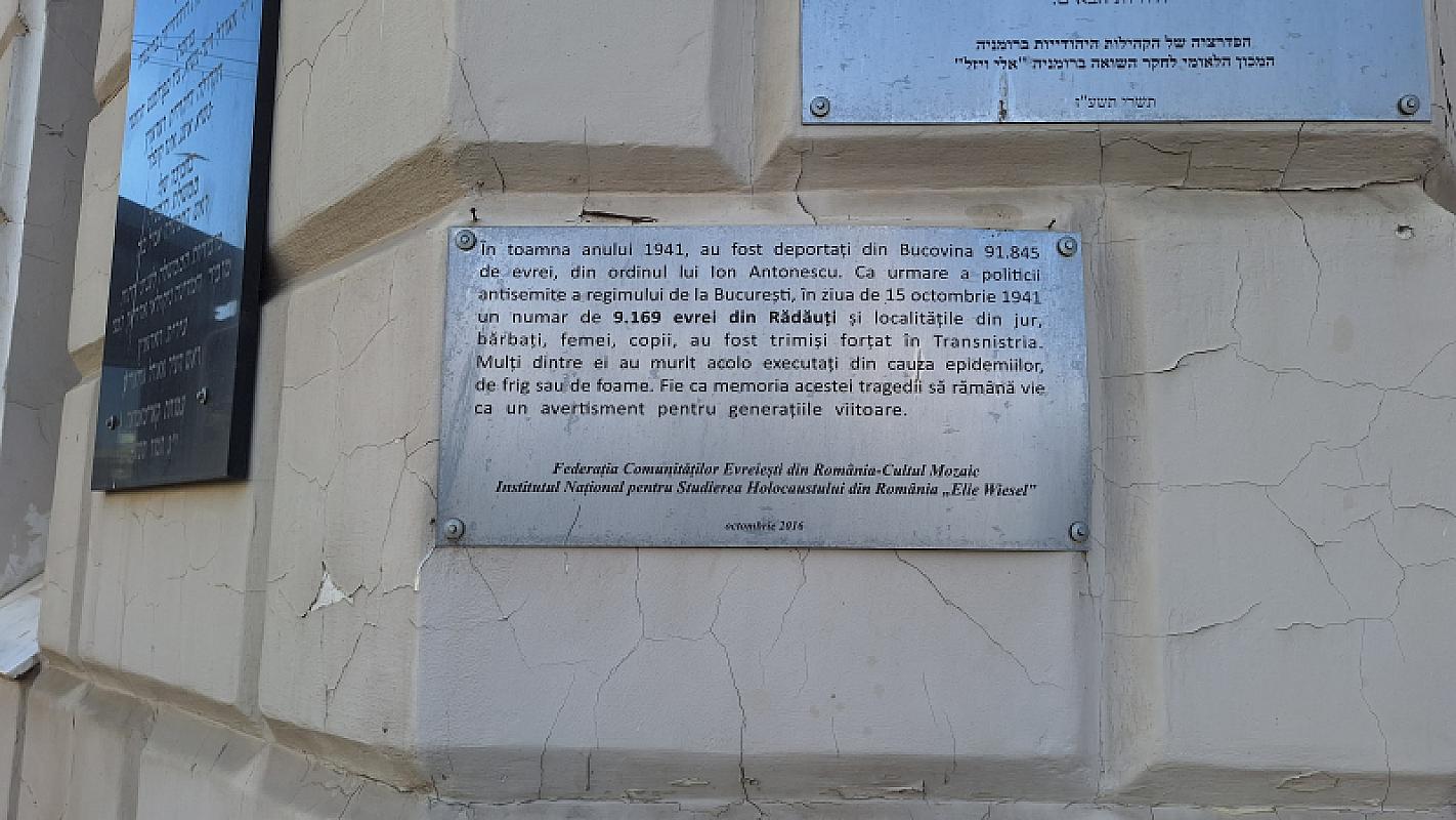 Radautz, 2026, Rumänische Gedenktafel an der Großen Synagogue, Stiftung Denkmal