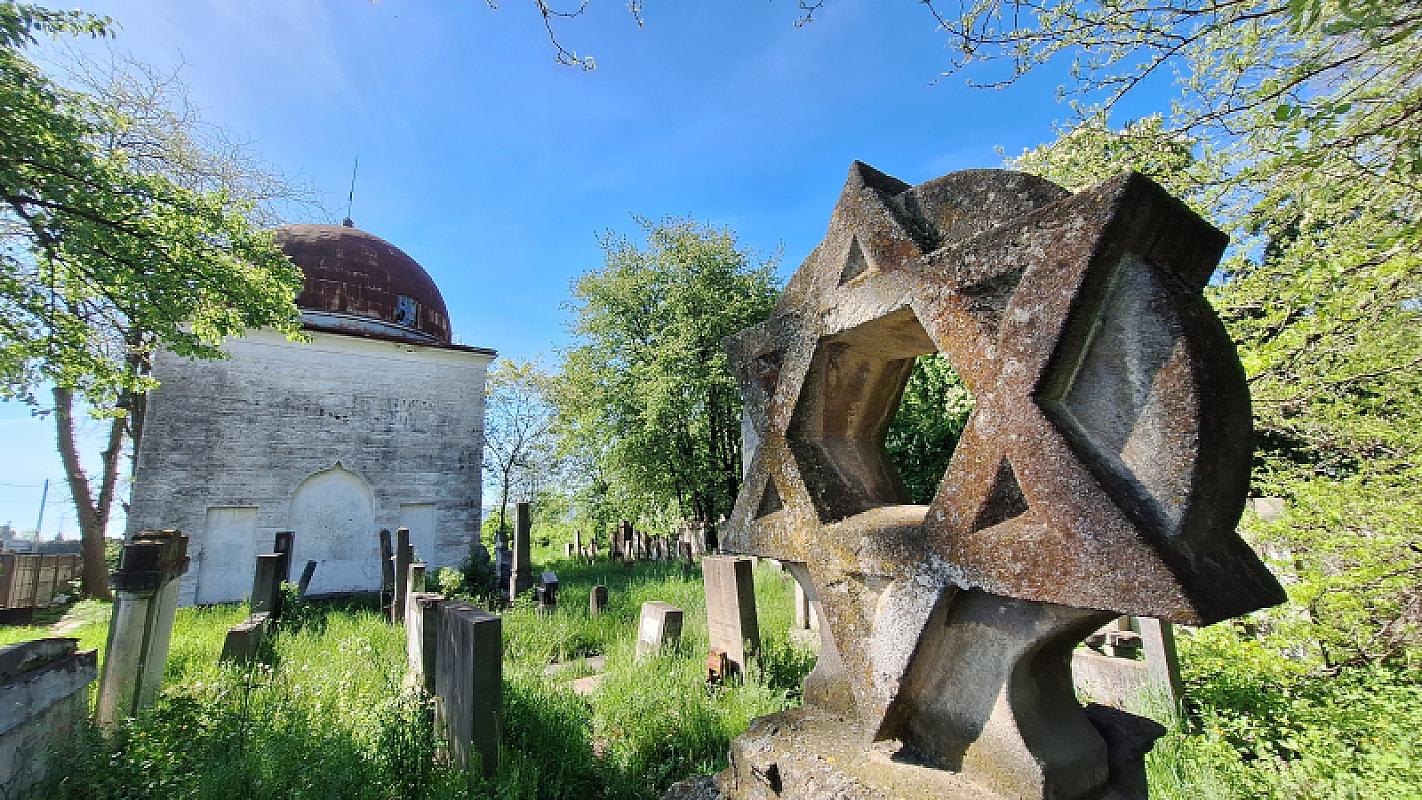 Radautz, 2026, Stern auf dem Holocaustdenkmal und Zeremoniengalle auf dem jüdischen Friedhof, Stiftung Denkmal