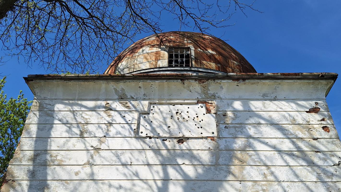 Radautz, 2026, Zeremonienhalle des jüdischen Friedhofs mit Einschusslöchern, Stiftung Denkmal