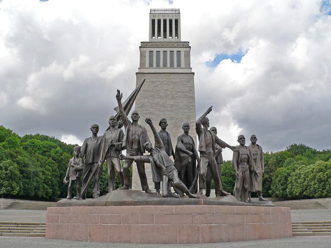 Buchenwald, 2005, Figurengruppe von Fritz Cremer vor dem Glockenturm, Sammlung Gedenkstätte Buchenwald, Peter Hansen