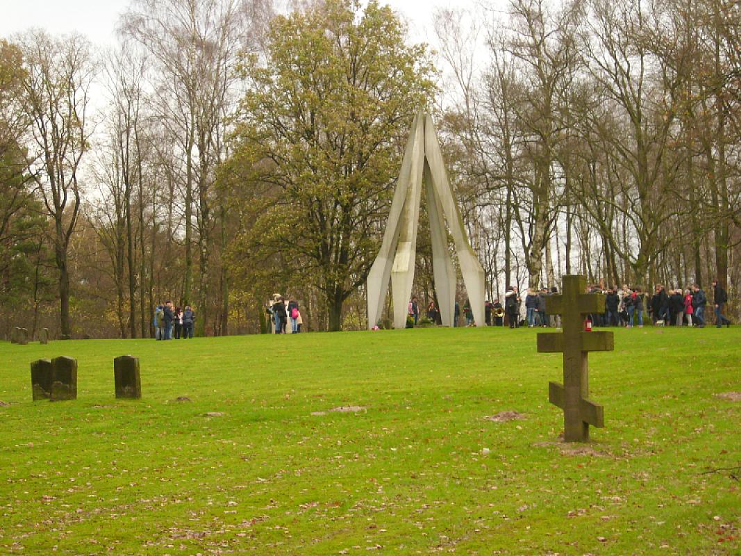 Oerbke, 2015, Blick auf den Friedhof bei der Durchführung des Gedenkprojekts »Weg der Erinnerung«, Volksbund Deutsche Kriegsgräberfürsorge Volksbund Deutsche Kriegsgräberfürsorge e.V.