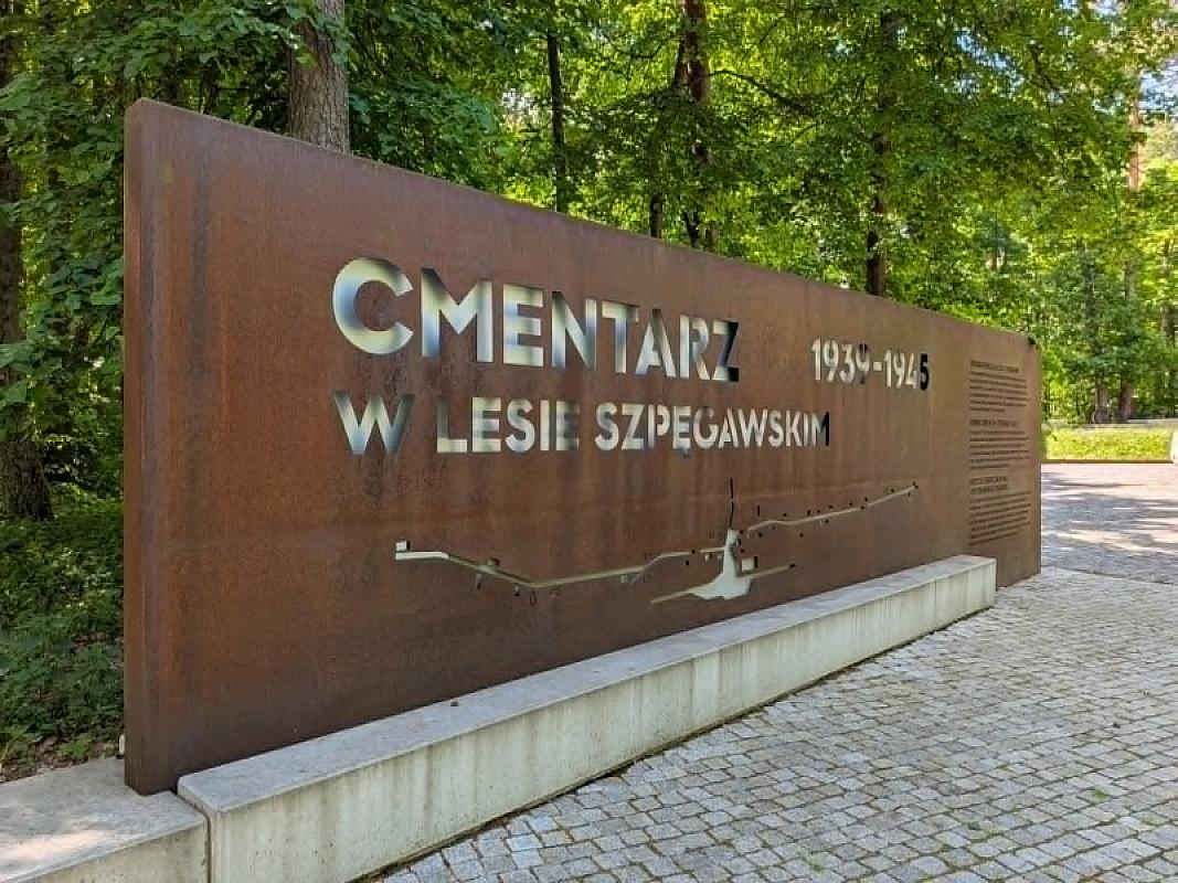 Wald von Spengawsken, 2026, Eingang zum Gedenkfriedhof, Stiftung Denkmal