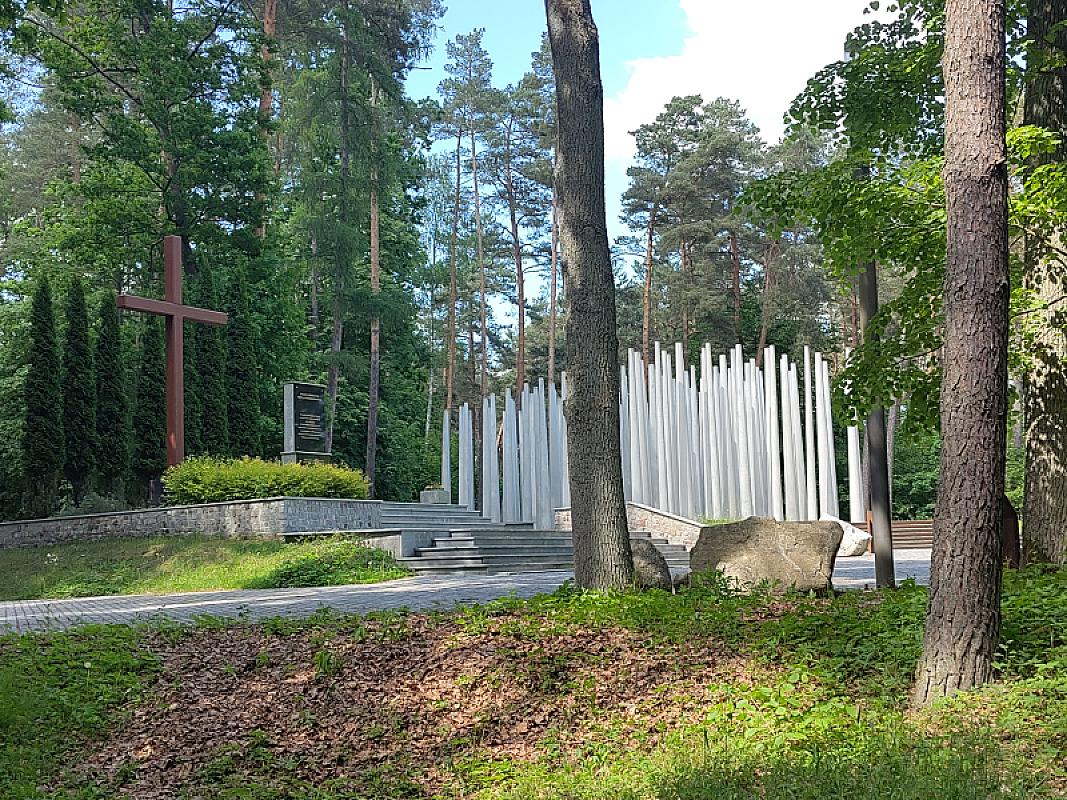 Wald von Spengawsken, 2026, Gesamtansicht des neuen Denkmals, Stiftung Denkmal