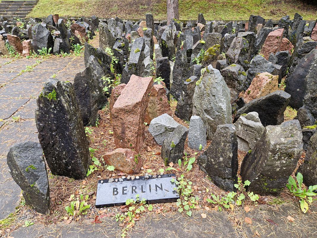 Biķernieki, 2026, Granitsteine zur Erinnerung an die Opfer und ihre Herkunftsstädte, Stiftung Denkmal