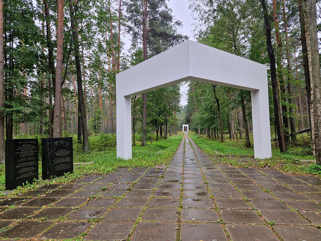 Biķernieki, 2026, Eingang zur Gedenkstätte, Stiftung Denkmal