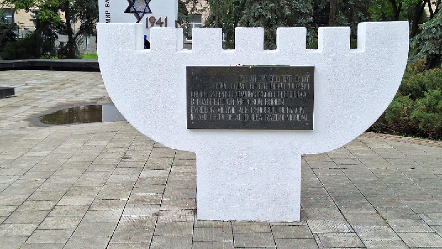Balti, 2026, Dreisprachige Inschrift auf der Menora, Stiftung Denkmal