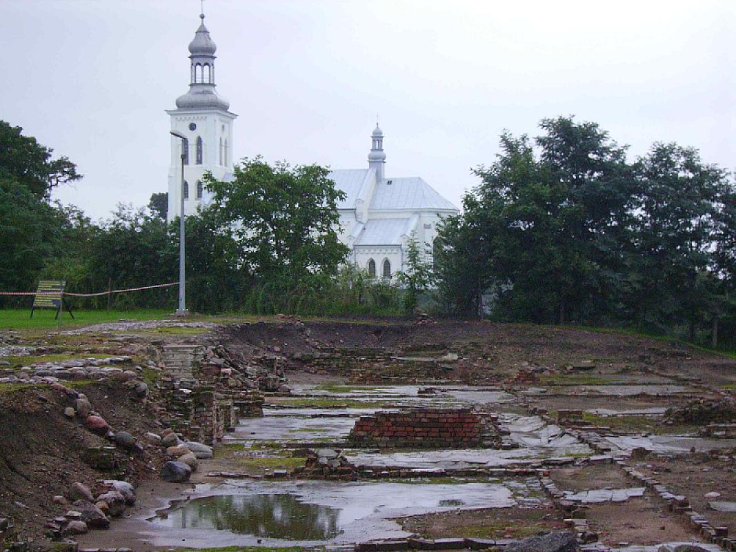 Kulmhof, 2006, Ruinen des »Schlosses«, im Hintergrund die Ortskirche, Thomas Herrmann, Berlin