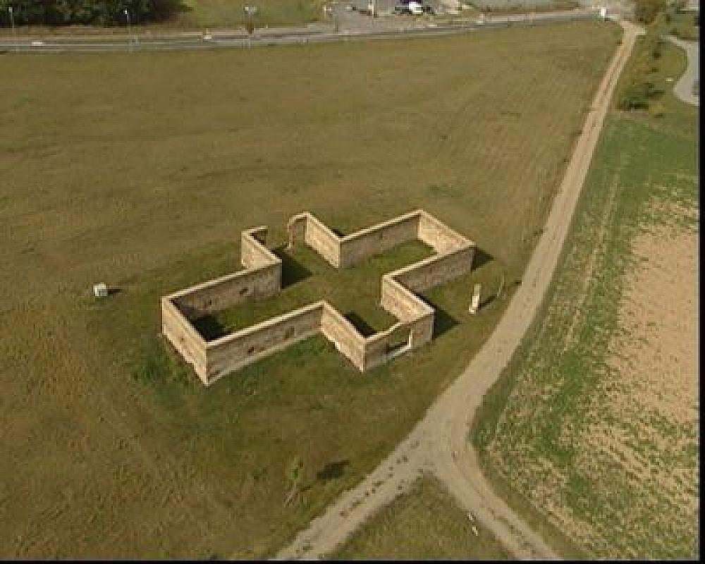 Rechnitz, 2002, Luftansicht des Mahnmals Kreuzstadl, RE.F.U.G.I.U.S.