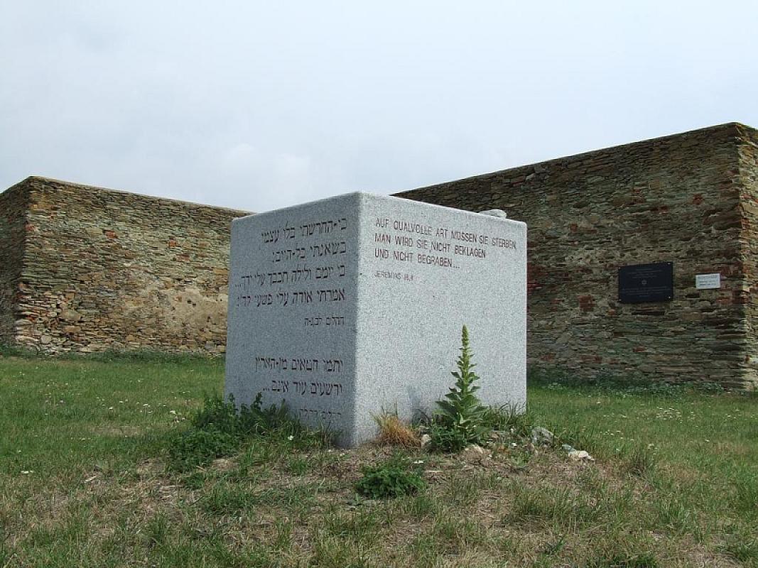 Rechnitz, 2007, Gedenkstein vor dem Kreuzstadl, Wolfgang R. Kubizek