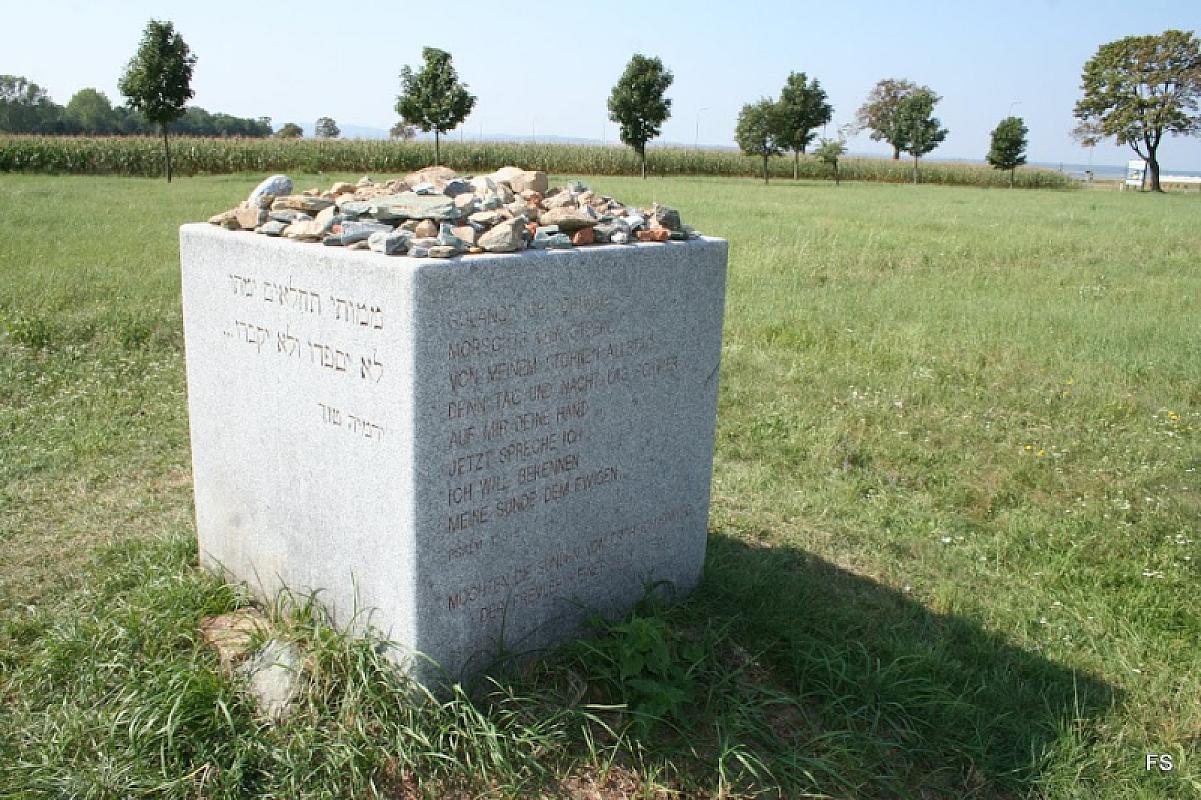 Rechnitz, 2012, Gedenkstein vor dem Kreuzstadl, Sándor Friedmann