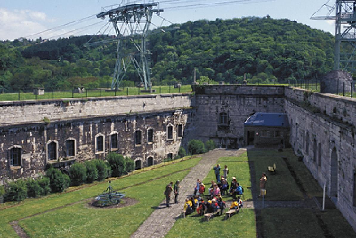 Huy, 2004, Besuch einer Gruppe von Kindern im Fort Huy, Fédération du Tourisme de la Province de Liège