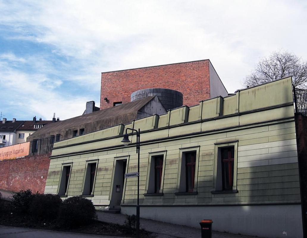 Wuppertal, 2010, Der als Mietshausfassade gestaltete untere Teil der Gedenkstätte, Stiftung Denkmal, Sarah von Urff