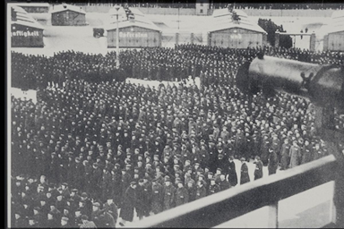 Oranienburg, um 1939, Zählappell im KZ Sachsenhausen, im Vordergrund Lauf des Maschinengewehrs auf »Turm A«, Gedenkstätte und Museum Sachsenhausen