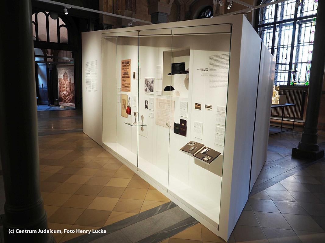 Berlin, 2018, Vitrine in der Dauerausstellung, Stiftung Neue Synagoge Berlin – Centrum Judaicum, Henry Lucke