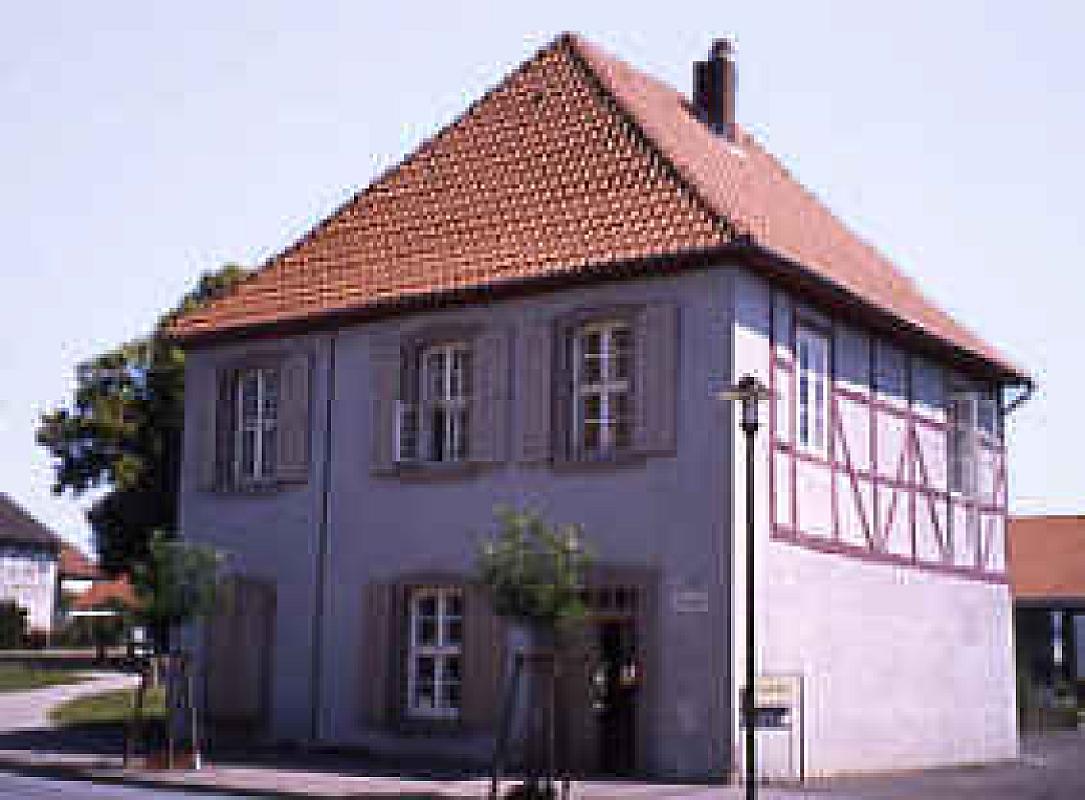Moringen, o.D., Das Torhaus, das die Gedenkstätte beherbergt, KZ-Gedenkstätte Moringen